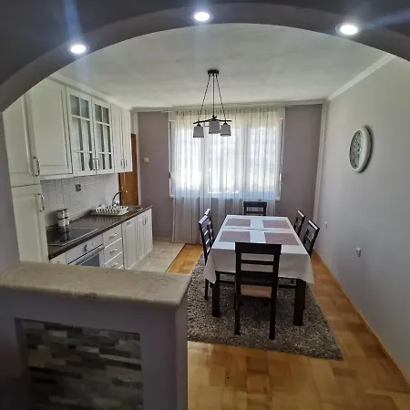 アパート Andrija トレビニエ