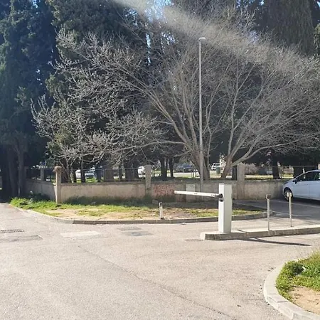 アパート Andrija トレビニエ